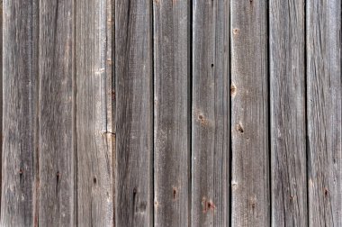 Aralarında boşluklar olan eski tahta tahtalar.