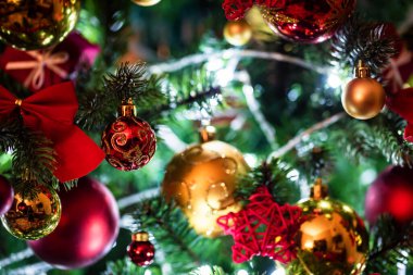 Renkli Noel baloları ve fiyonklar Noel ağacında