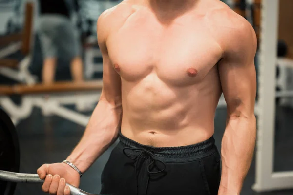 Detail trup mužského atleta v tělocvičně — Stock fotografie