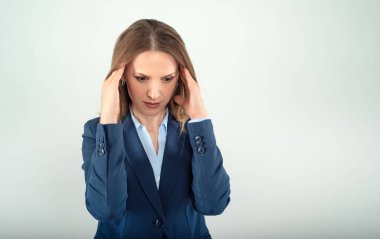 Uzak görünüşlü genç iş kadını gri arka planda izole edilmiş.