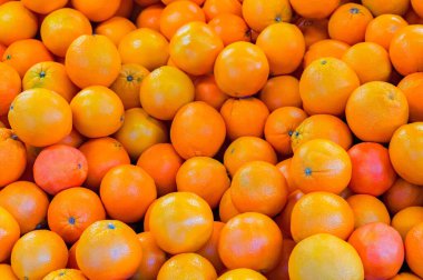 Turuncu mandalinalarla dolu parlak bir arka plan.