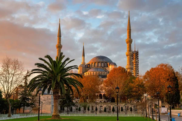 ISTANBUL, TURQUIA - 10 de dezembro de 2020: Exterior da mesquita Sultão Ahmed — Fotografia de Stock