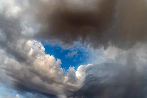 Dramatická panoramatická obloha s temnými bouřkovými mraky — Stock fotografie