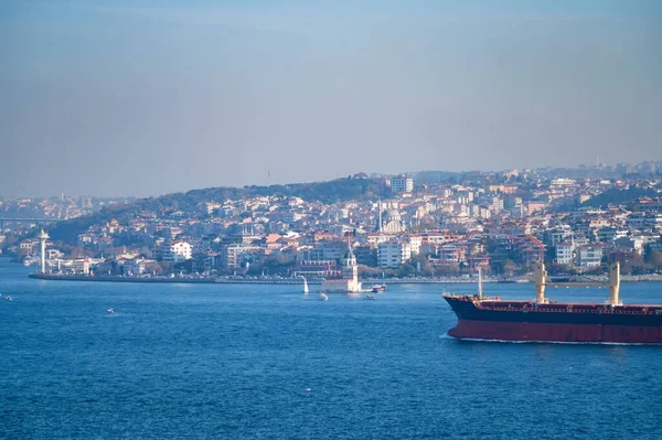 Hermosa vista panorámica de la Torre de las Doncellas y Estambul, Turquía sobre el Bósforo —  Fotos de Stock
