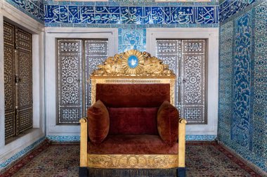 Topkapı Sarayı 'ndaki altın tören tahtına yaklaşın.