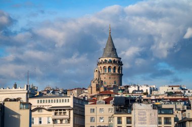 Mavi sonbahar gökyüzünün altındaki Galata Kulesi manzarası