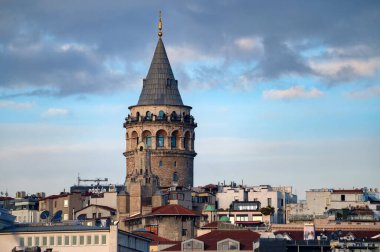 Mavi sonbahar gökyüzünün altındaki Galata Kulesi manzarası