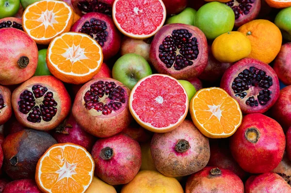 Surtido de frutas exóticas jugosas frescas fondo brillante — Foto de Stock