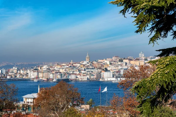 Pemandangan indah di Teluk Tanduk Emas dan Menara Galata — Stok Foto