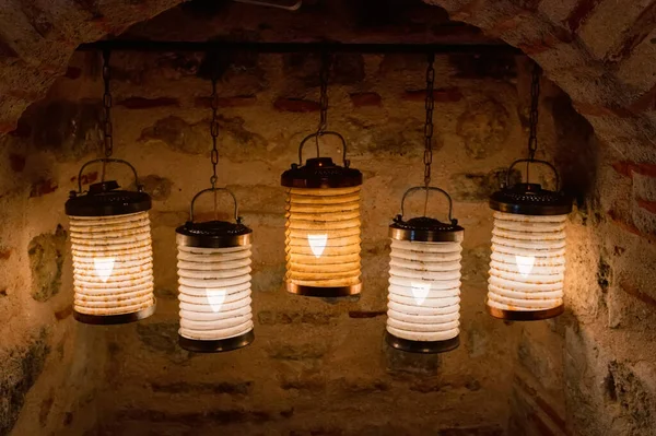 Крупним планом паперові електричні ліхтарі в кам'яній арці — стокове фото