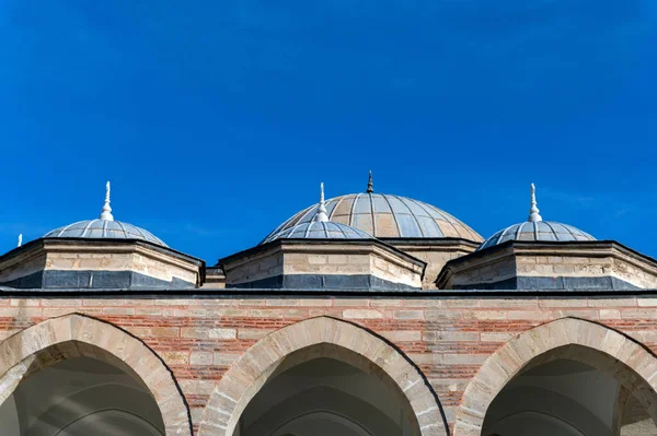 Detalhe de detalhes do telhado do palácio oriental em estilo turco ou otomano — Fotografia de Stock