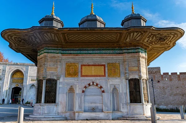 Κλείσιμο της Πηγής του Σουλτάνου Αχμέντ Γ 'του Παλατιού Τοπκαπί στην Κωνσταντινούπολη της Τουρκίας — Φωτογραφία Αρχείου