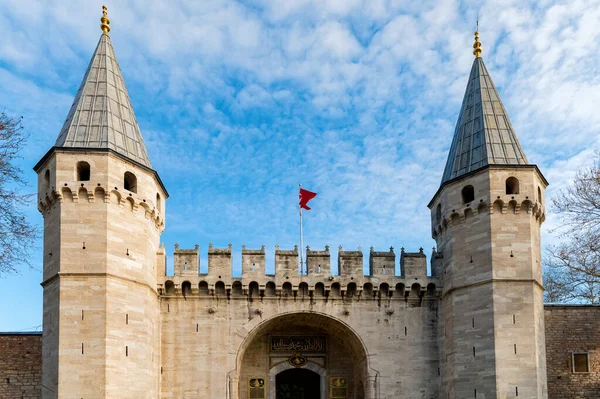 Κλείσιμο της πύλης χαιρετισμού Τοπ Καπί με παλαιού στυλ οθωμανική καλλιγραφία — Φωτογραφία Αρχείου