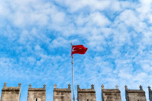 Флаг Турции, официально турецкий флаг на воротах Топкапы — стоковое фото