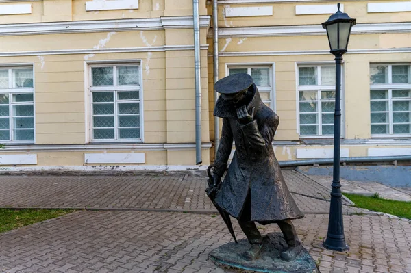 TAGANROG, RUSSLAND - CIRCA AUGUST 2020: Das Denkmal für den Mann im Koffer — Stockfoto