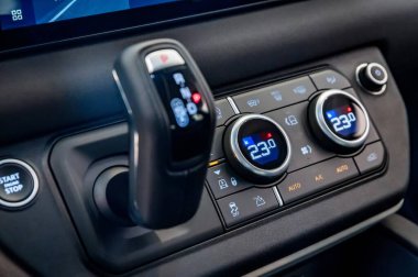 ROSTOV-ON-DON, RUSSIA - 7 ARALIK 2020: Land Rover Defender 'da şanzıman