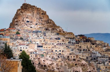 Türkiye 'nin Uchisar, Kapadokya manzarası bulutlu gökyüzü altında