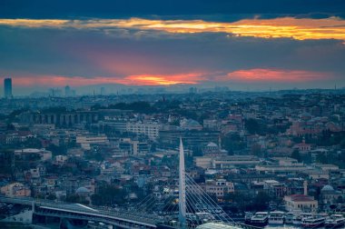 Altın Boynuz 'a bakan İstanbul' un çatılarının Twillight manzarası