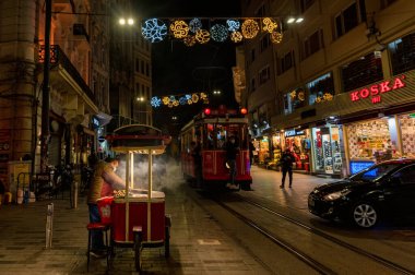 İSTANBUL, TURKEY - 9 ARALIK 2020: İstambul 'un gece caddelerinde kırmızı tramvay