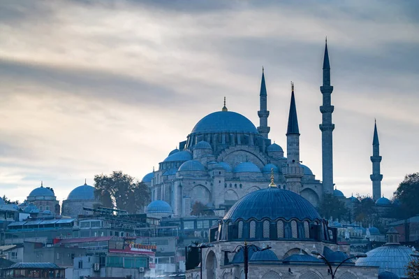 ISTANBUL, TURQUIA - 9 DE DEZEMBRO DE 2020: Fatih Camii ou Conquistadores Mesquita vista da cidade — Fotografia de Stock