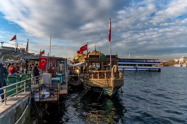 ISTANBUL, TURQUÍA - 9 DICIEMBRE 2020: restaurante de barcos de pesca en Eminonu —  Fotos de Stock