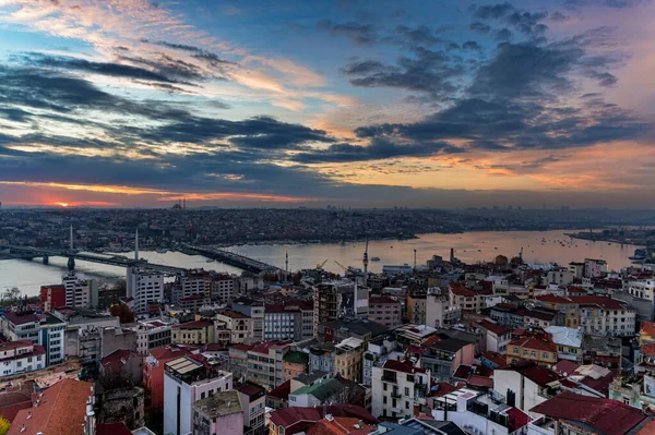 Twillight tampilan atap istanbul menghadap tanduk Emas — Stok Foto