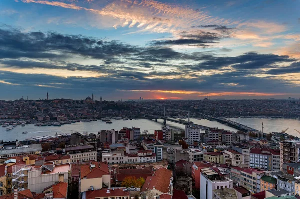 Twillight tampilan atap istanbul menghadap tanduk Emas — Stok Foto