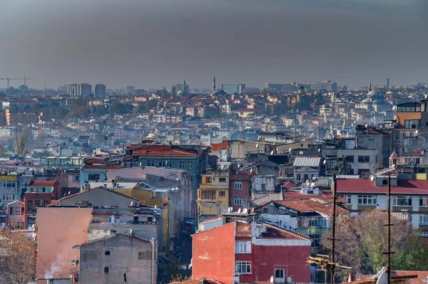 Techos de azulejos rojos de Estambul con vistas a la mezquita Azul y la mezquita Suleymani —  Fotos de Stock