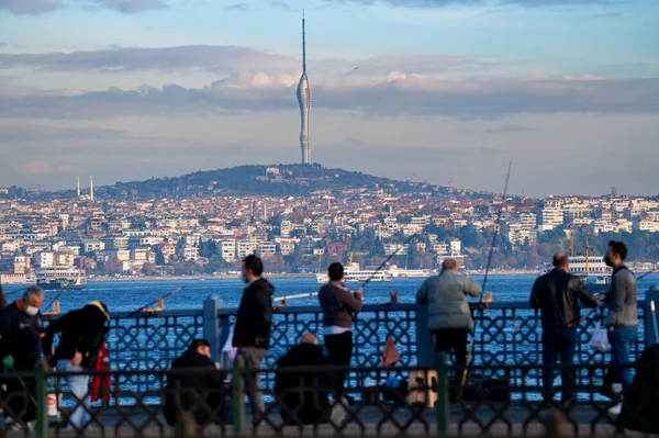 Vista del paisaje en Kucuk Camlica TV Radio Tower y pescadores en el puente de Galata —  Fotos de Stock