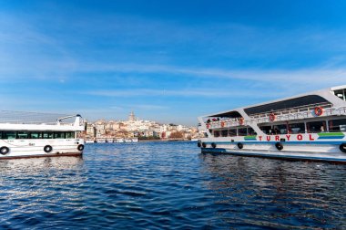 İSTANBUL, TURKEY - 9 ARALIK 2020: Koyu boyunca seyreden motorlu tekneler