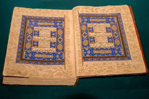 KONYA, TURKEY - 12 DECEMBER 2020: old quran from Konya Mevlana Museum interior — Stock Photo, Image