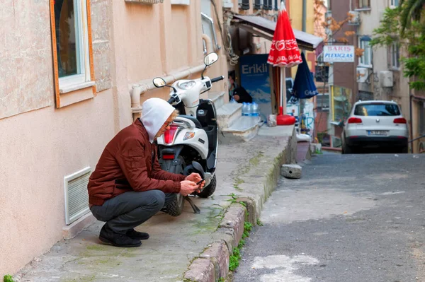 ISTANBUL, TURKEY - 9 DECEMBER 2020: чоловік тримає гаджет і друкує на смартфоні — стокове фото