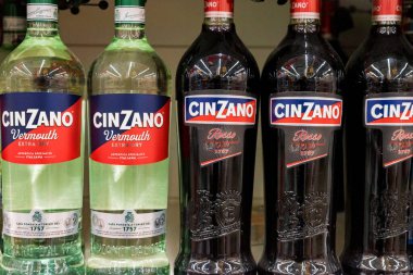 ROSTOV-ON-DON, RUSSIA - CRCA NOVEMBER 2019: Cinzano logo şişeleri