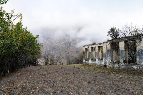 大雾中的旧石荒山村风景 — 图库照片