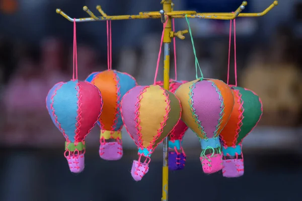 Κοντινό πλάνο ζεστό αέρα μπαλόνι δερμάτινα τουριστικά σουβενίρ στις αγορές του δρόμου. — Φωτογραφία Αρχείου