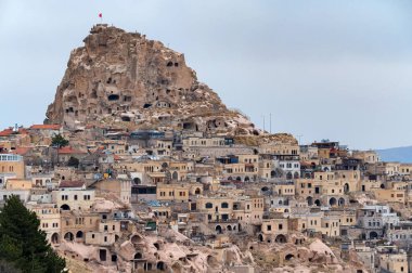 Türkiye 'nin Uchisar, Kapadokya manzarası bulutlu gökyüzü altında