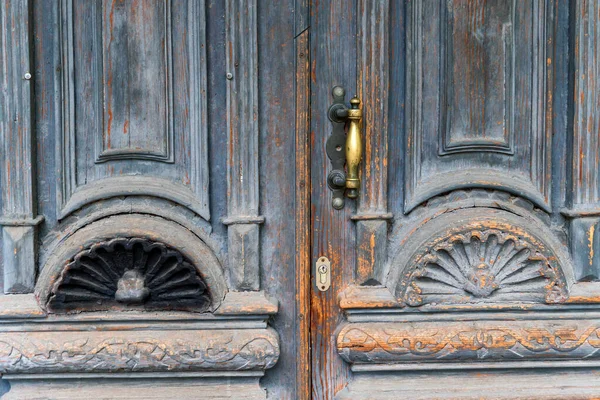 Textura de primer plano de una puerta de madera pintada antigua con un mango de cobre — Foto de Stock