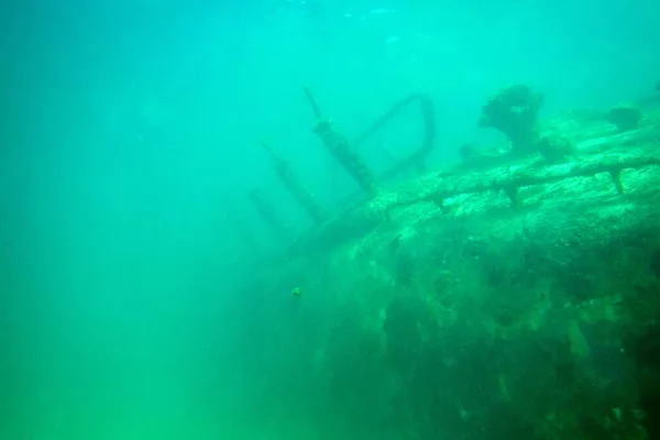 Крупный план затонувшего корабля под глубокой водой — стоковое фото