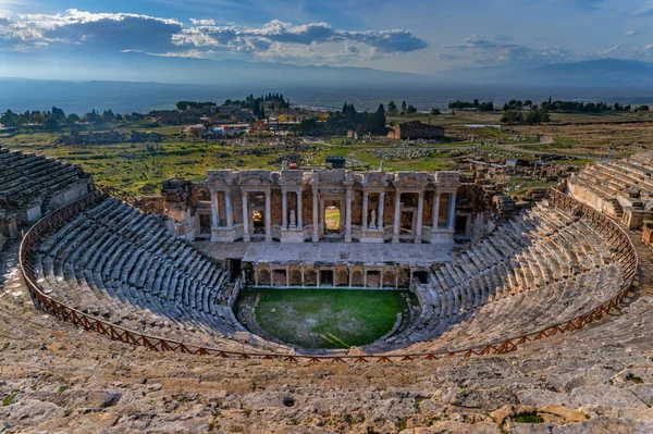 Anfiteatro romano nas ruínas de Hierápolis, em Pamukkale, Turquia. — Fotografia de Stock