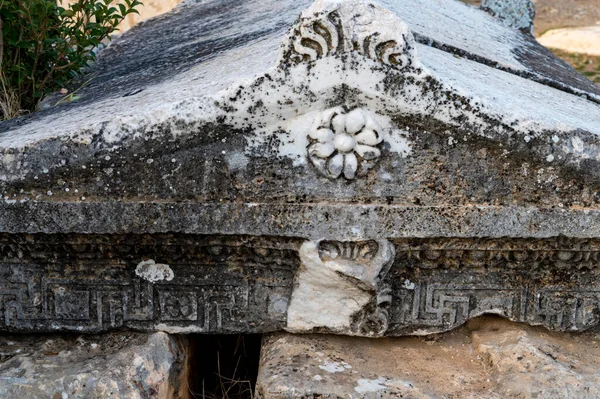 Detalles de la tumba antigua en Nekropolis de Hierapolis ciudad antigua —  Fotos de Stock