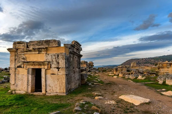 Nekropolis de Hierápolis cidade antiga paisagem outono vista — Fotografia de Stock