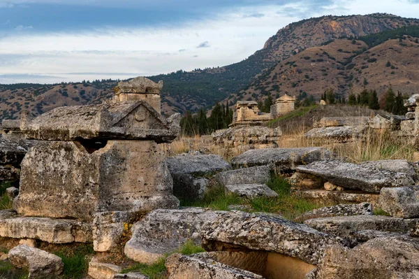 Starożytna kamienna trumna w Nekropolis starożytnego miasta Hierapolis — Zdjęcie stockowe