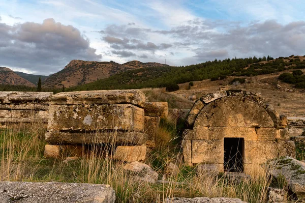 Nekropolis Hierapolis starożytnego miasta krajobraz jesień widok — Zdjęcie stockowe