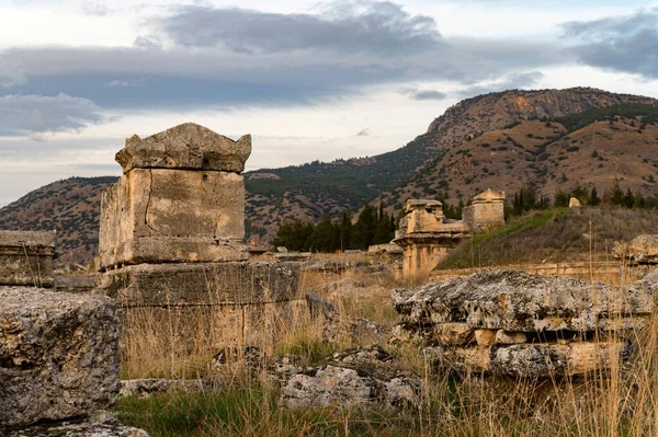 Nekropolis Hierapolis starożytnego miasta krajobraz jesień widok — Zdjęcie stockowe