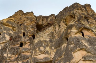 Türkiye 'nin Uchisar, Kapadokya manzarası bulutlu gökyüzü altında