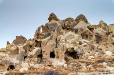 Türkiye 'nin Uchisar, Kapadokya manzarası bulutlu gökyüzü altında