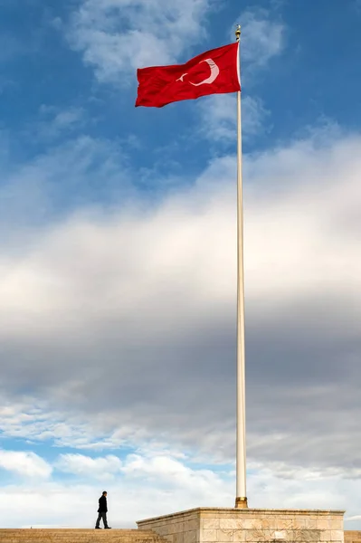 Флаг Турции и ходячий человек над могилой Ататюрка — стоковое фото