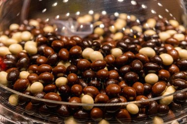 Çikolata dükkanında çeşitli fındıkların parlak fotoğrafını çek.