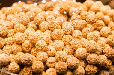 Kapalı fındıklı küçük çikolatalı kekler.