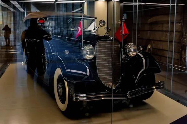 ΙΣΤΑΝΒΟΥΛ, ΤΟΥΡΚΙΑ - 14 ΔΕΚΕΜΒΡΙΟΥ 2020: Σύνδεση ιδιωτικού αυτοκινήτου 1934 του Ατατούρκ — Φωτογραφία Αρχείου